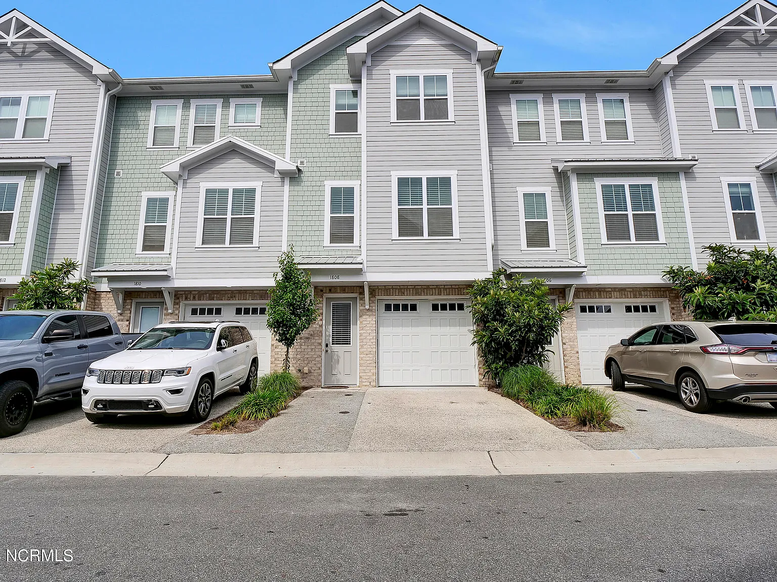 3 bed, 3.5 bath, $2,800 — Photo 1