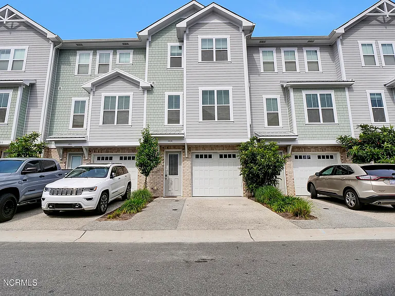 1808 Bungalow Row — Photo 1