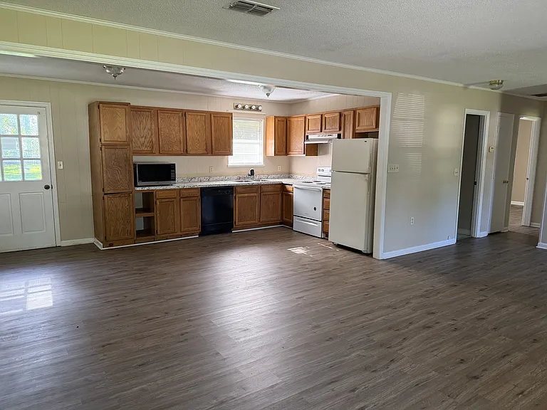 114 N Broad St — Photo 8