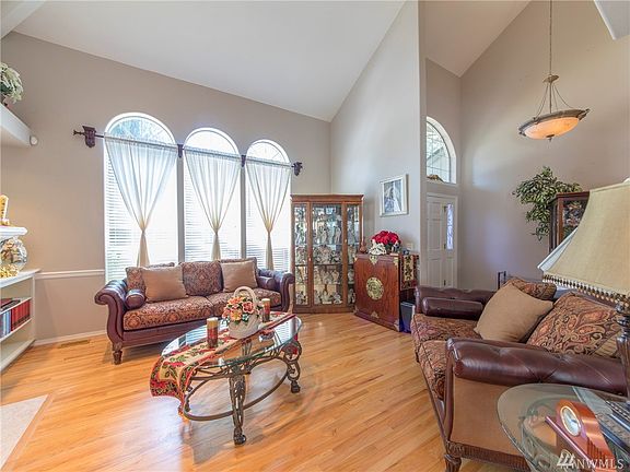 3rd image of 18215 Woodbine Dr