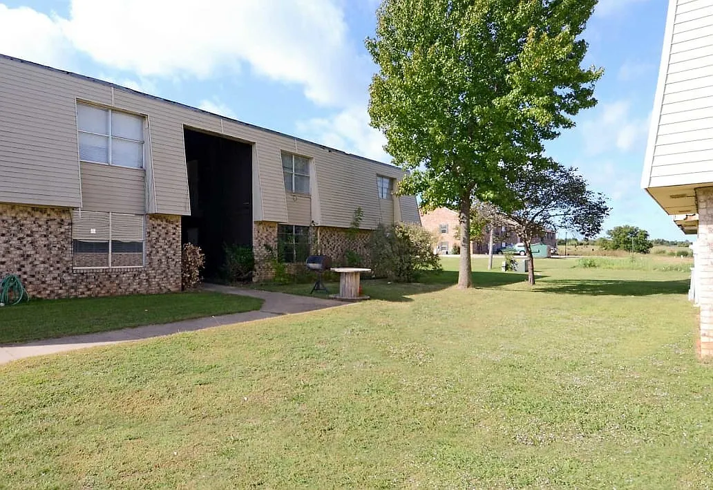 Sandpiper Apartments — Photo 1