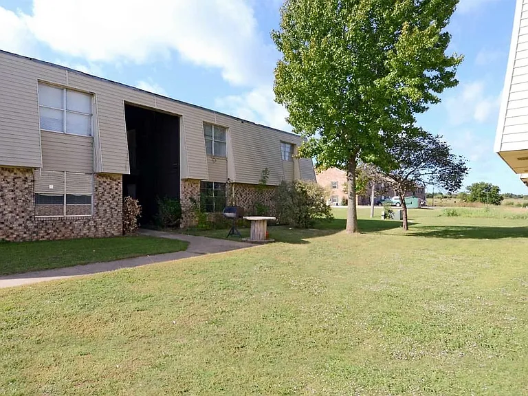 Sandpiper Apartments — Photo 1