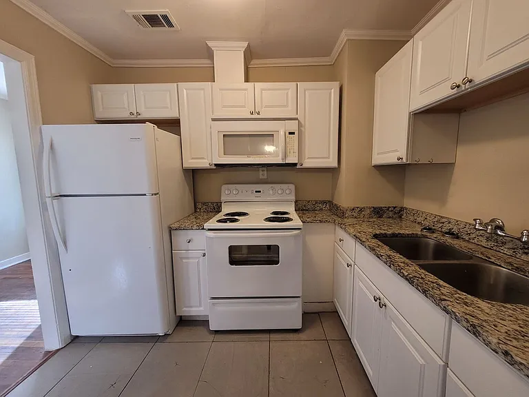 1408 Dexter Ave — Photo 6