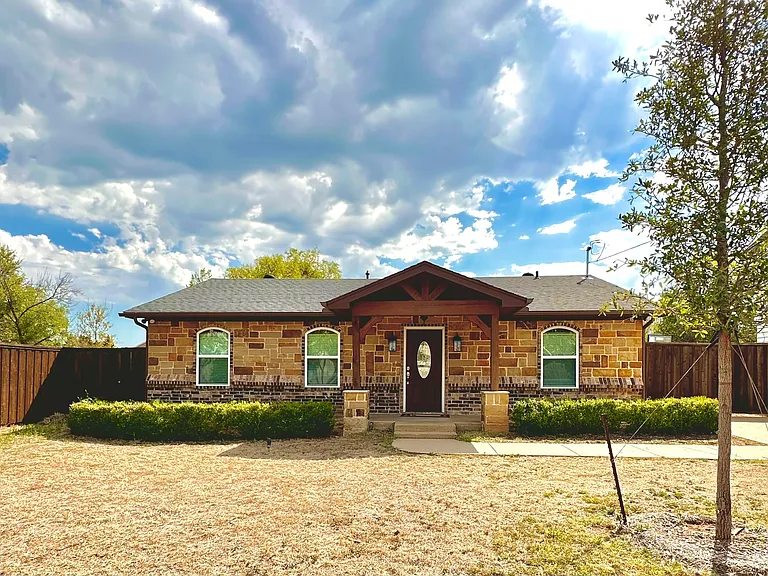 3922 Clay Ave — Photo 1