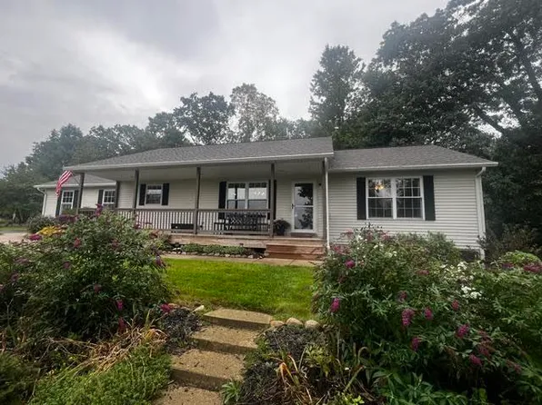 102 Hunters Trail Ct, Middleville, MI 49333