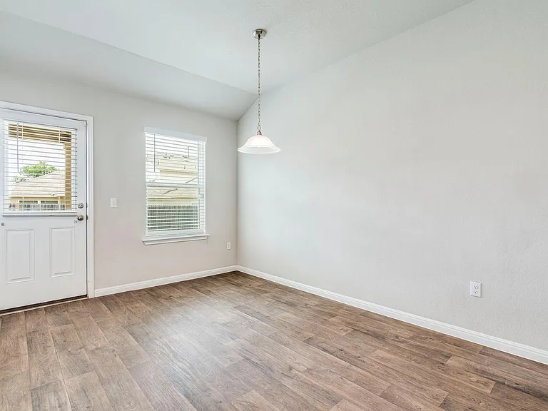 217 Yoakum St — Photo 11