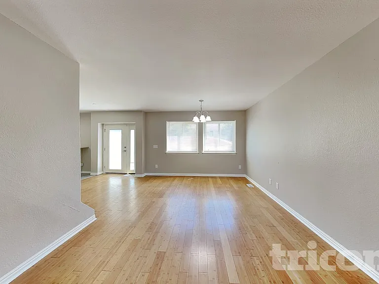 1392 S Akron Ct — Photo 2