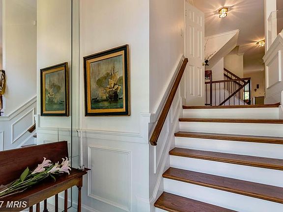 Foyer w/ Oak Risers, Floor to Ceiling Mirror