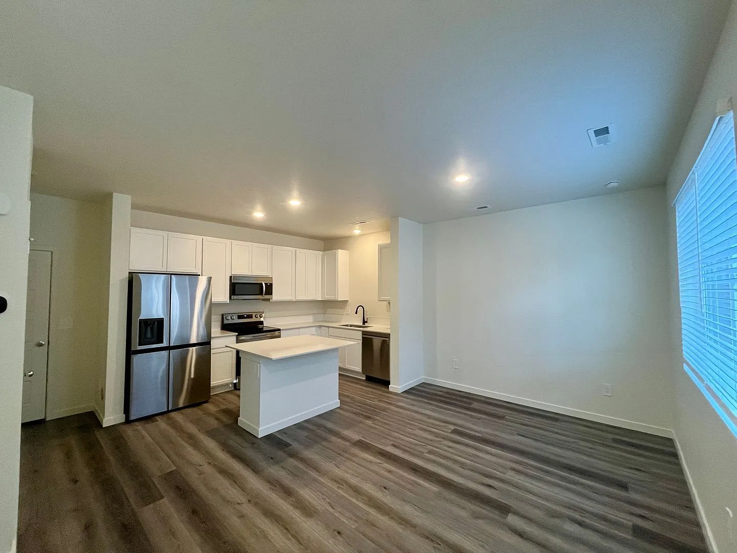 2 bed, 2.5 bath, 1040 sqft, $2,000 — Photo 3