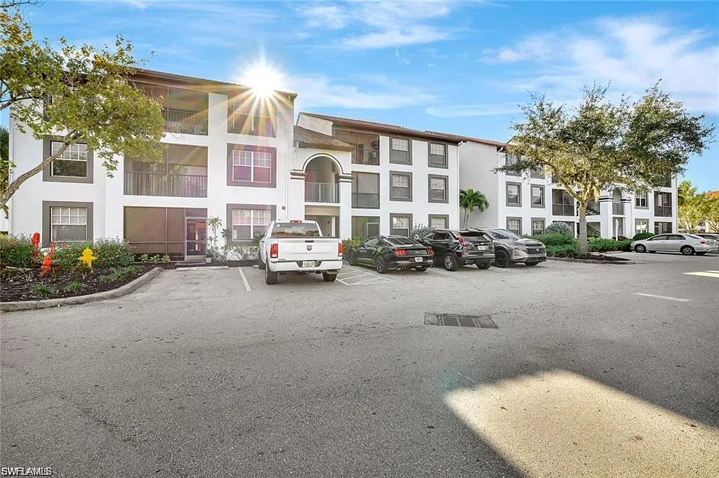 1 bed, 1.0 bath, 945 sqft, $1,450 — Photo 2