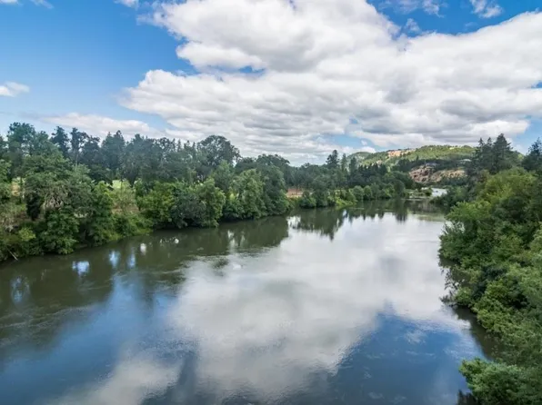 104 River Club Dr, Roseburg, OR 97471