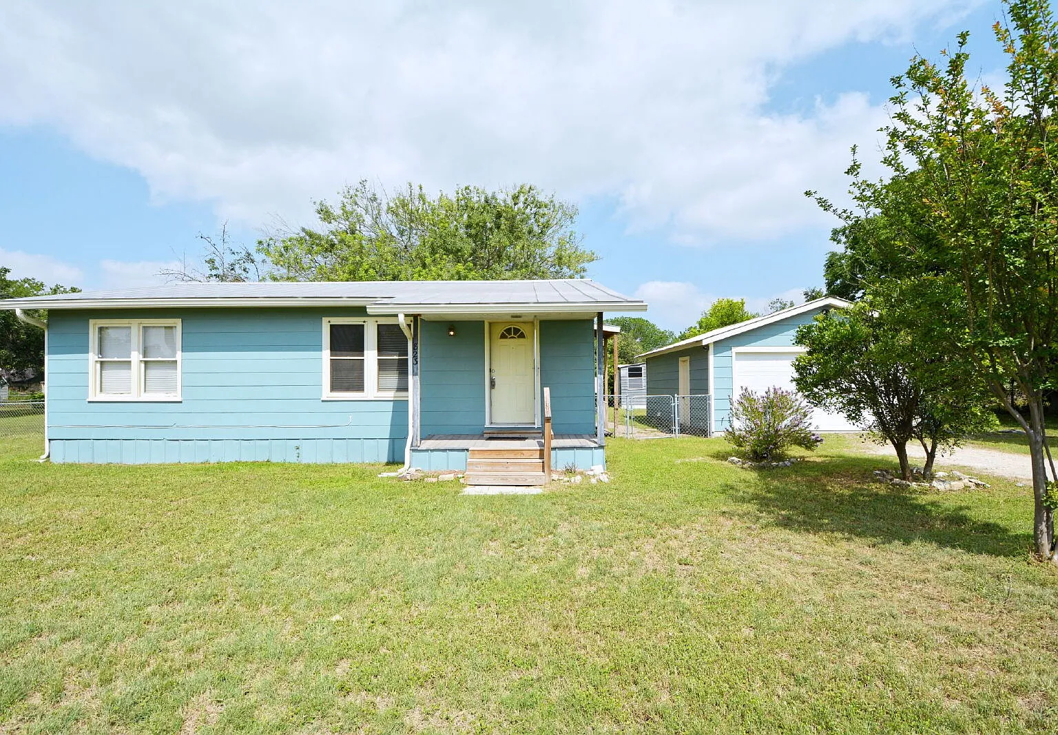 3 bed, 1.0 bath, 1080 sqft, $1,275 — Photo 1