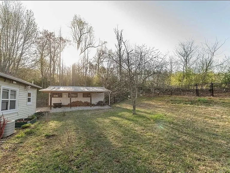 114 Proffit Ln — Photo 3