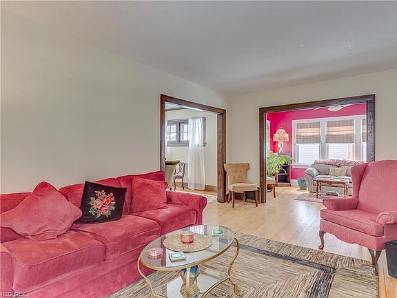 5th image of 477 Roslyn Ave