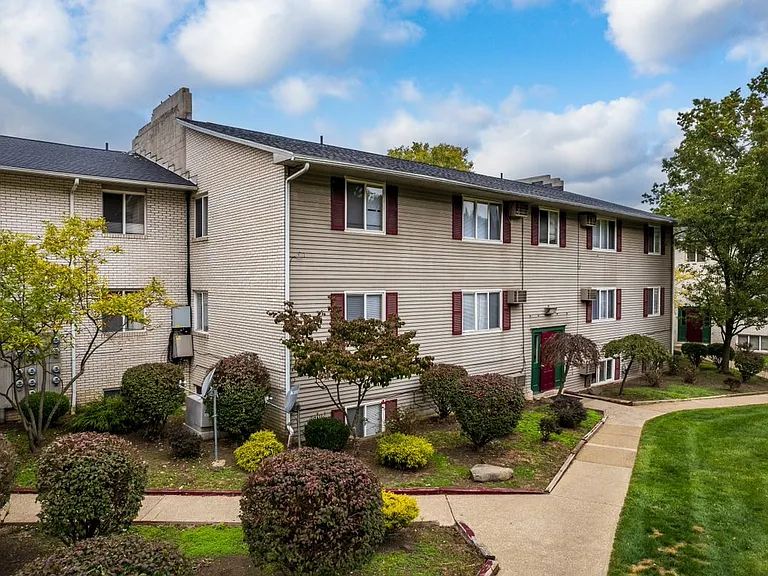 Avalon Apartments — Photo 15