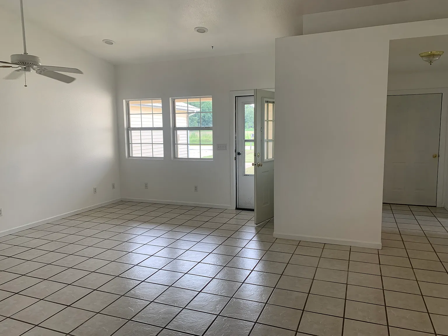 3 bed, 1300 sqft, $1,400 — Photo 2