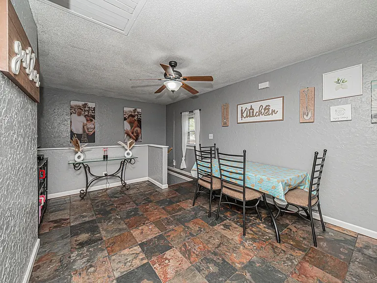 224 W Chestnut St — Photo 13
