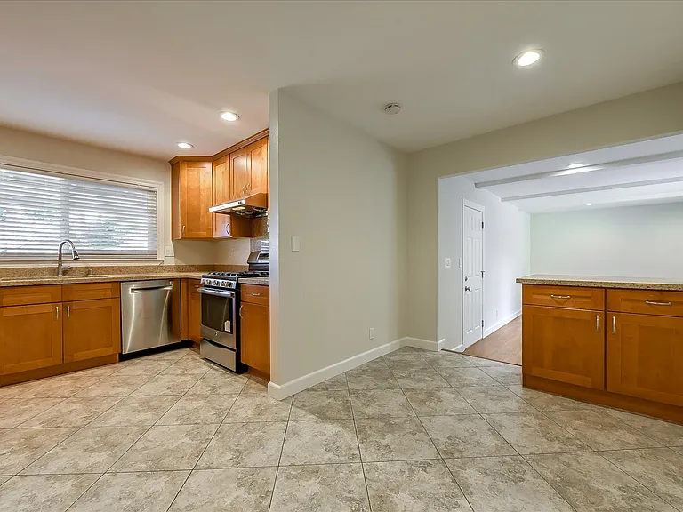2448 Whitethorne Dr — Photo 10