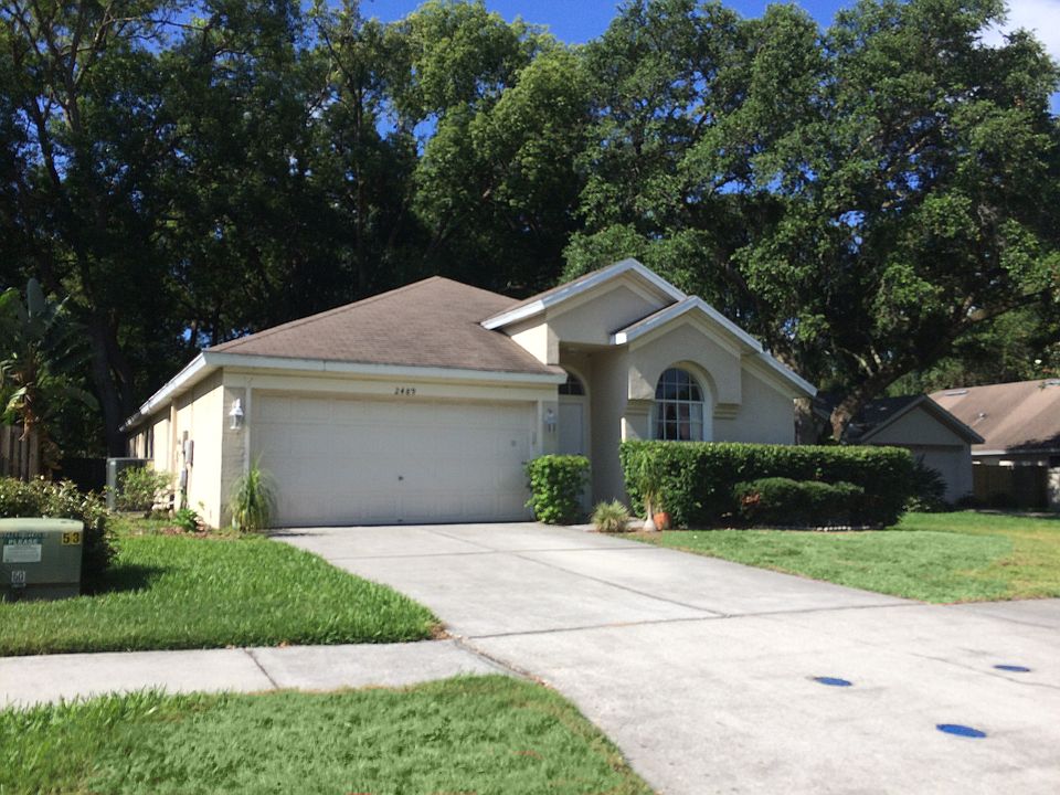 Front View /Driveway