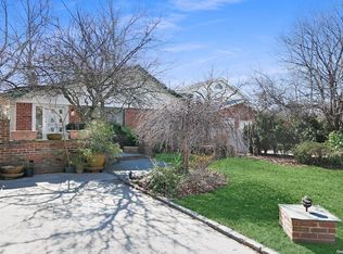 34 Center Dr, Whitestone, NY 11357