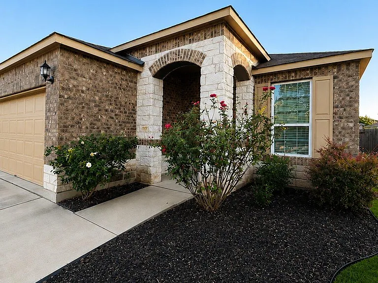 352 Martha Dr — Photo 2