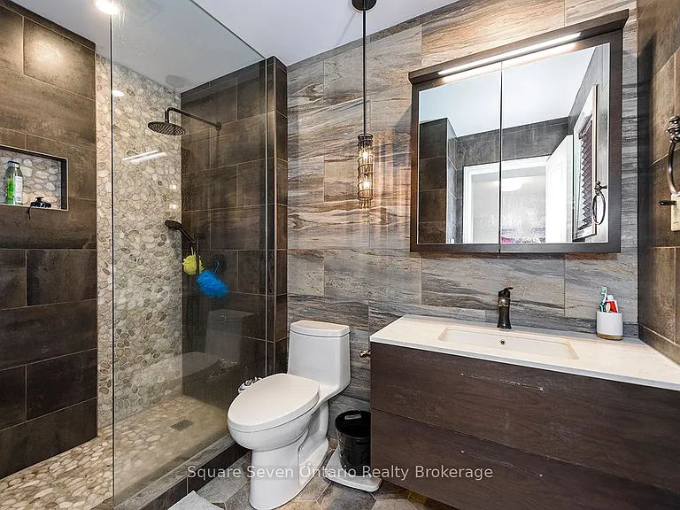 635 Commonwealth Cres — Photo 26