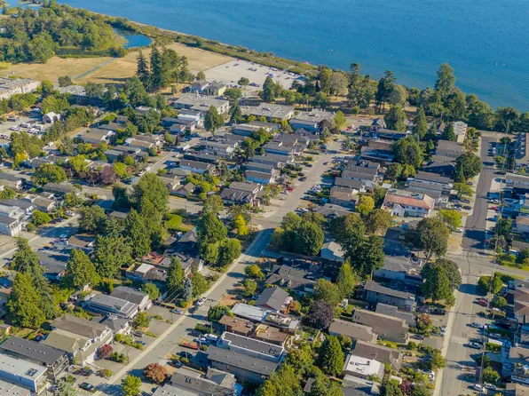 942 Lee St, White Rock, BC V4B 4N8