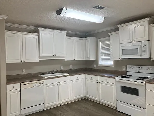 3 bed, 1446 sqft, $1,450 — Photo 2