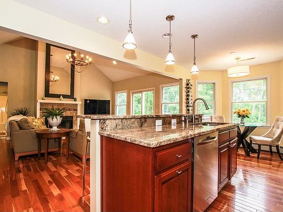 Open kitchen to fam rm