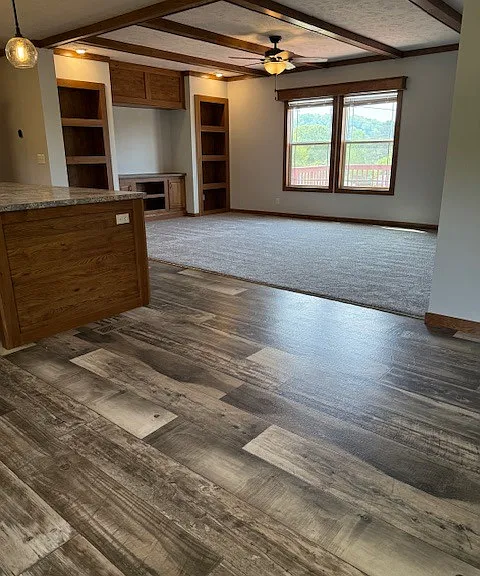 415 Thomas Ln — Photo 7