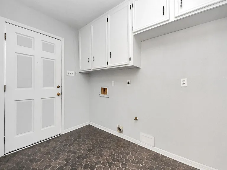 7510 Renmark Ln — Photo 24