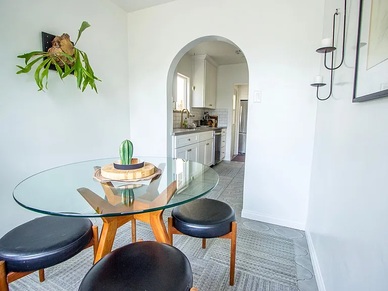 1852 S Redondo Blvd — Photo 10