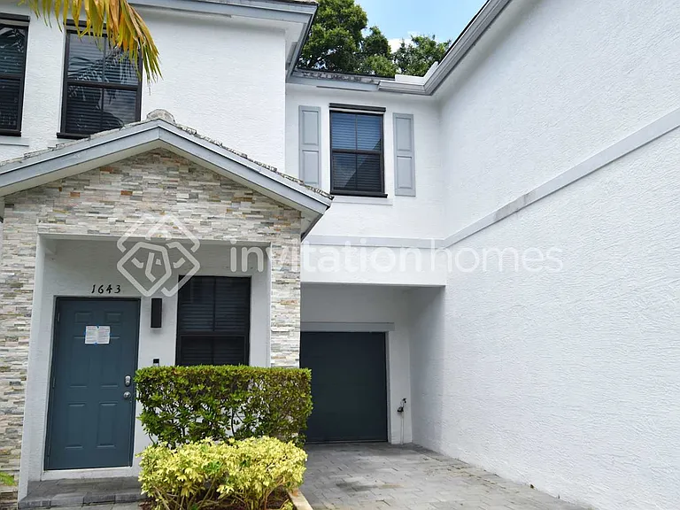 1643 SW 28th St — Photo 1
