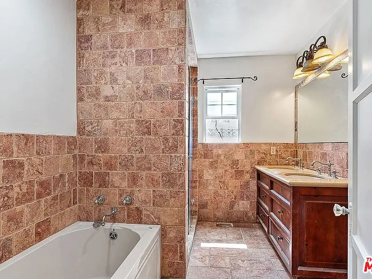 8230 Blackburn Ave — Photo 6