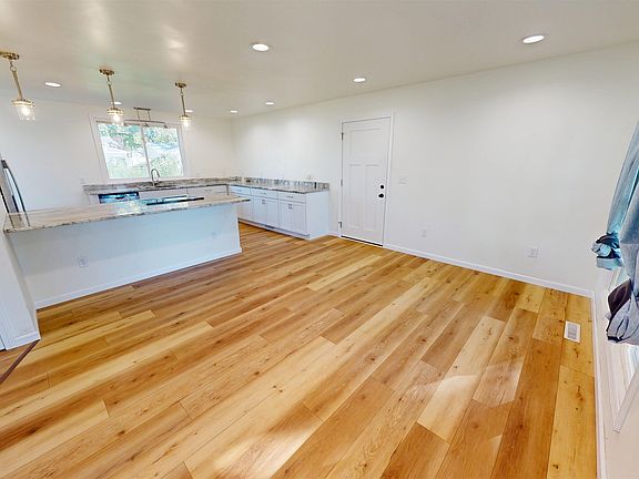 3rd image of 313 9th St SW