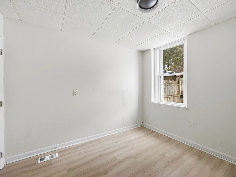 141 Oneida St — Photo 32