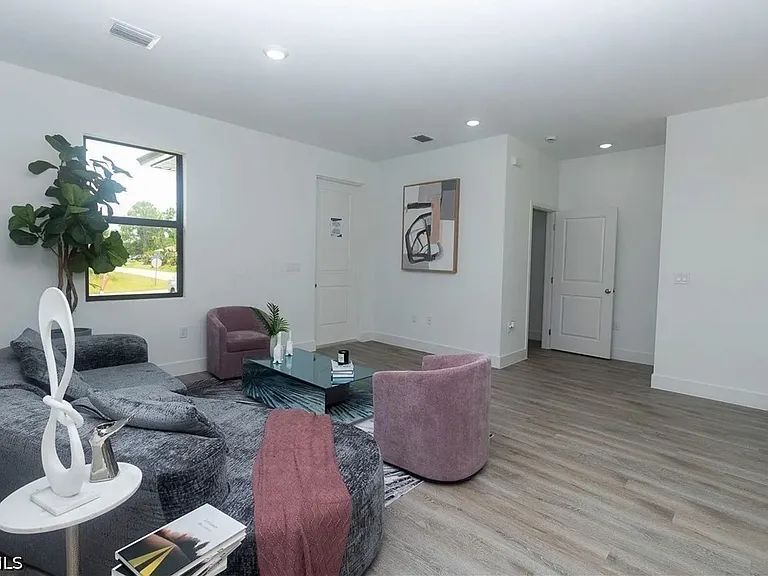 1125 Deauville St E — Photo 15