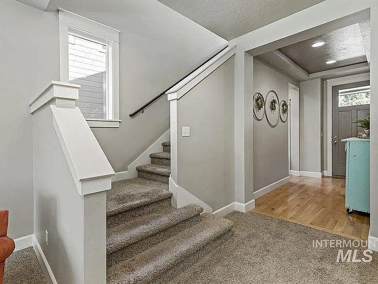 273 W Valentino St — Photo 8