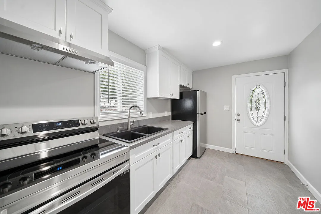 2 bed, 1.0 bath, 775 sqft, $2,250 — Photo 2