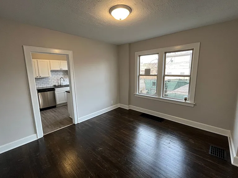 465 E Hudson St — Photo 5