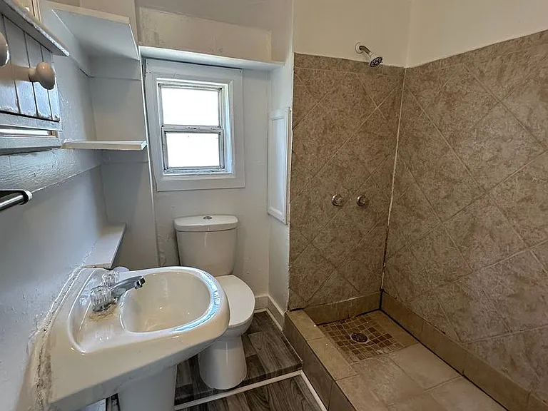 1065 Caulfield SW — Photo 5