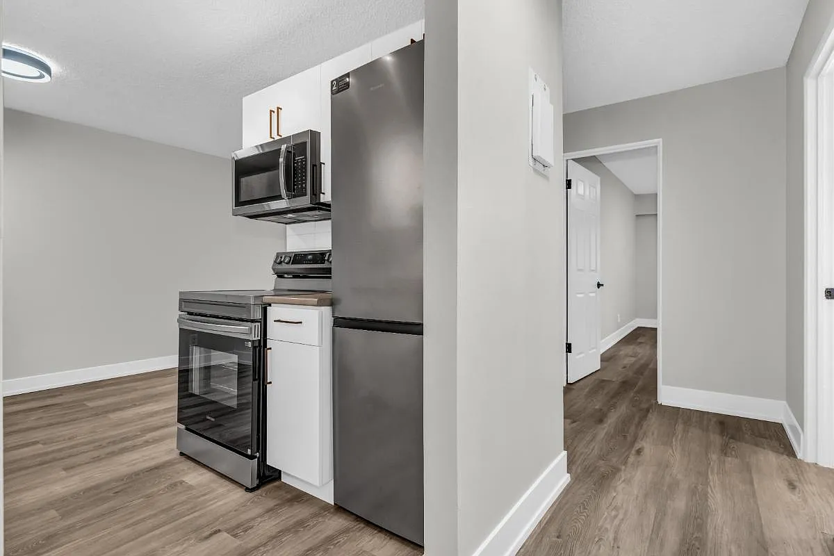Maple Manor Apartments — Photo 2