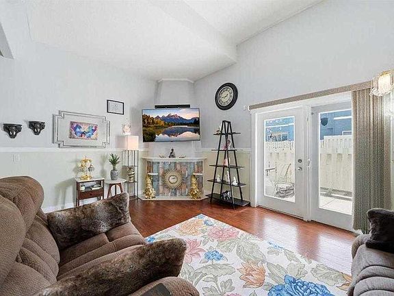 3rd image of 919 W 38th St NE #904