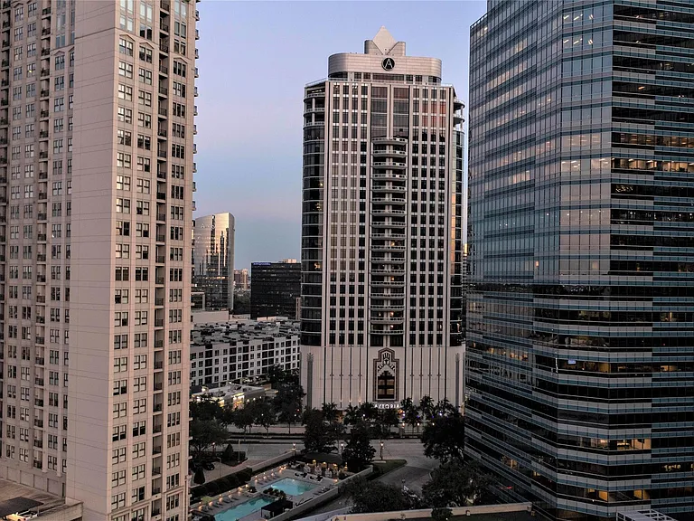1409 Post Oak Blvd #902 — Photo 2