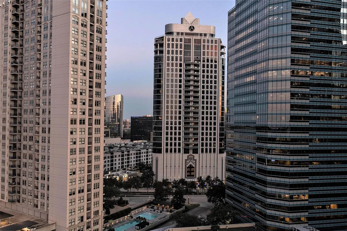Building Photo - 1409 Post Oak Blvd #902