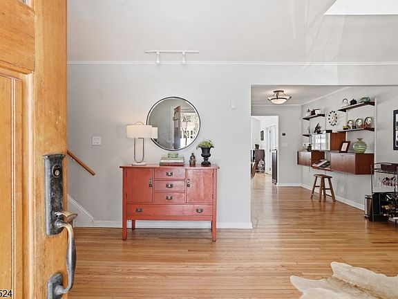 5th image of 941 Harding St