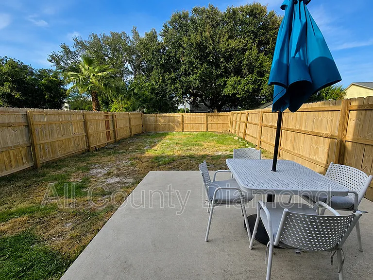 5726 Beach Dr — Photo 9
