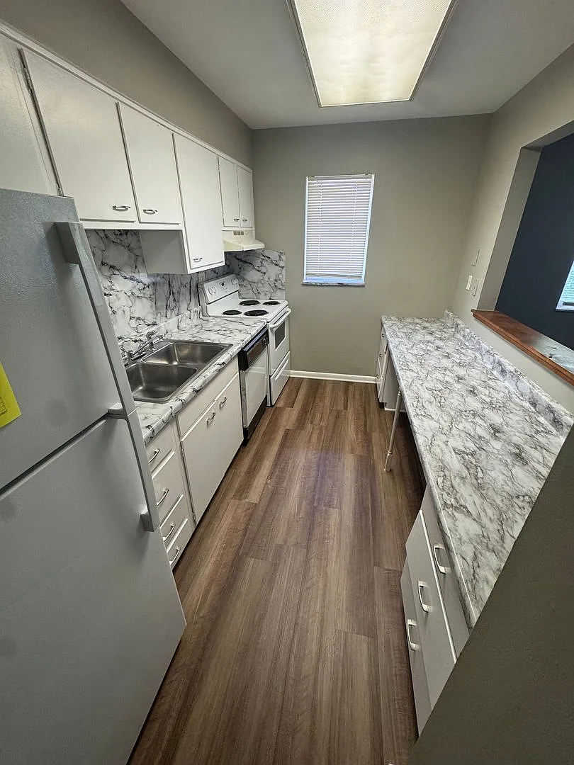 Hikes Point Apartments — Photo 2