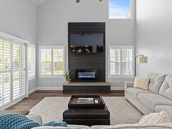 15 ft Vaulted Ceilings