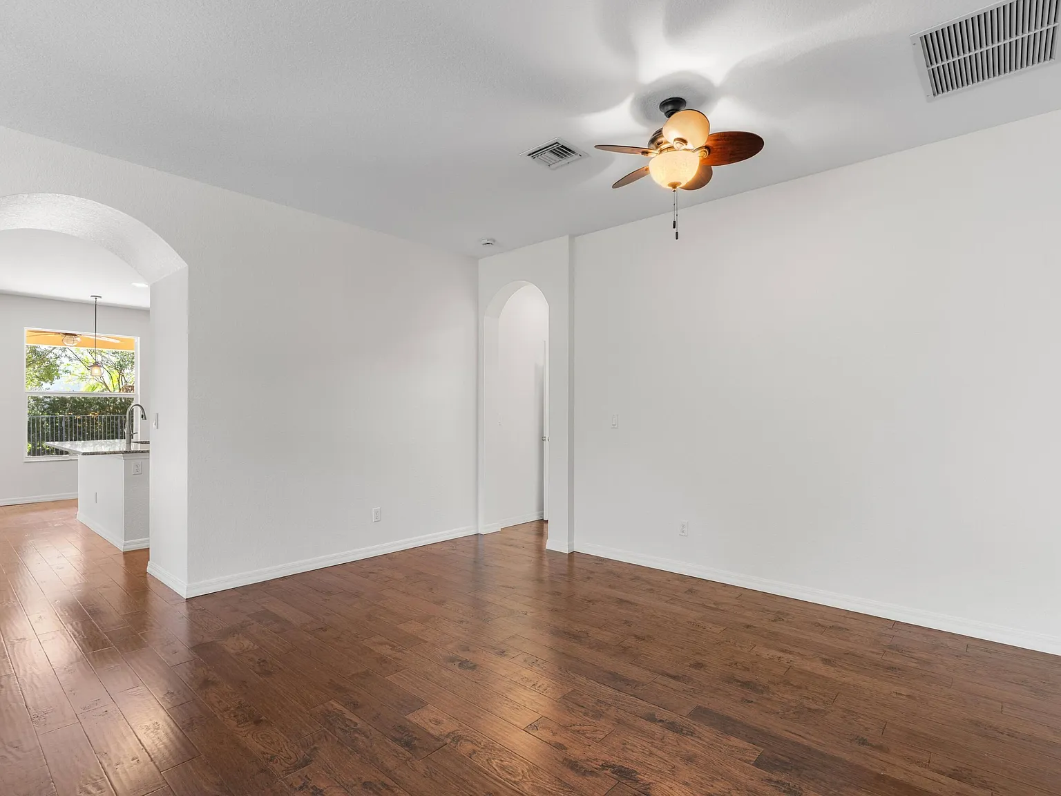3 bed, 2.5 bath, 2322 sqft, $5,000 — Photo 4